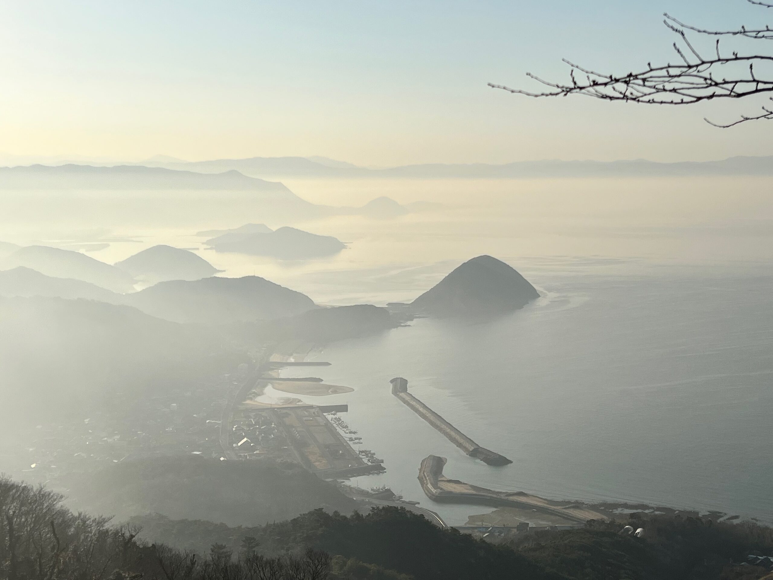 香川県三豊市のしうで山から見渡す瀬戸内海の朝焼け