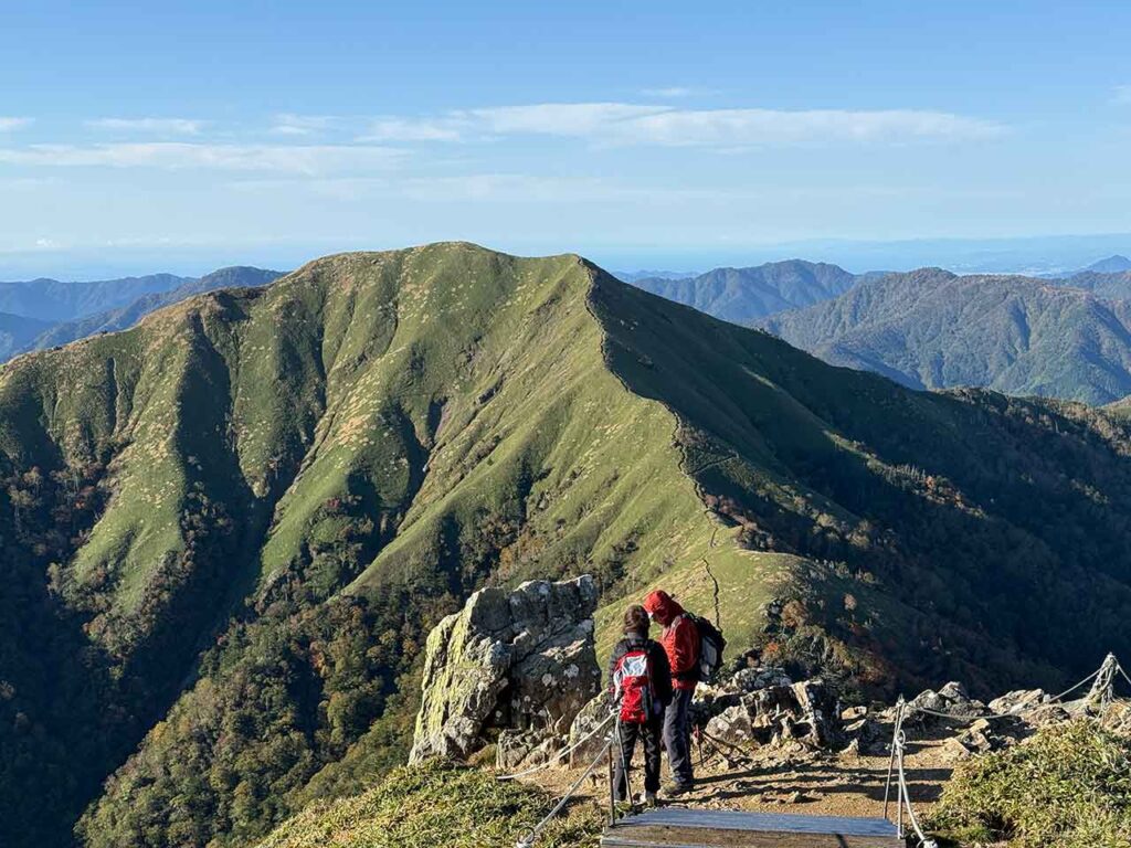 剣山山頂から次郎笈を望む。