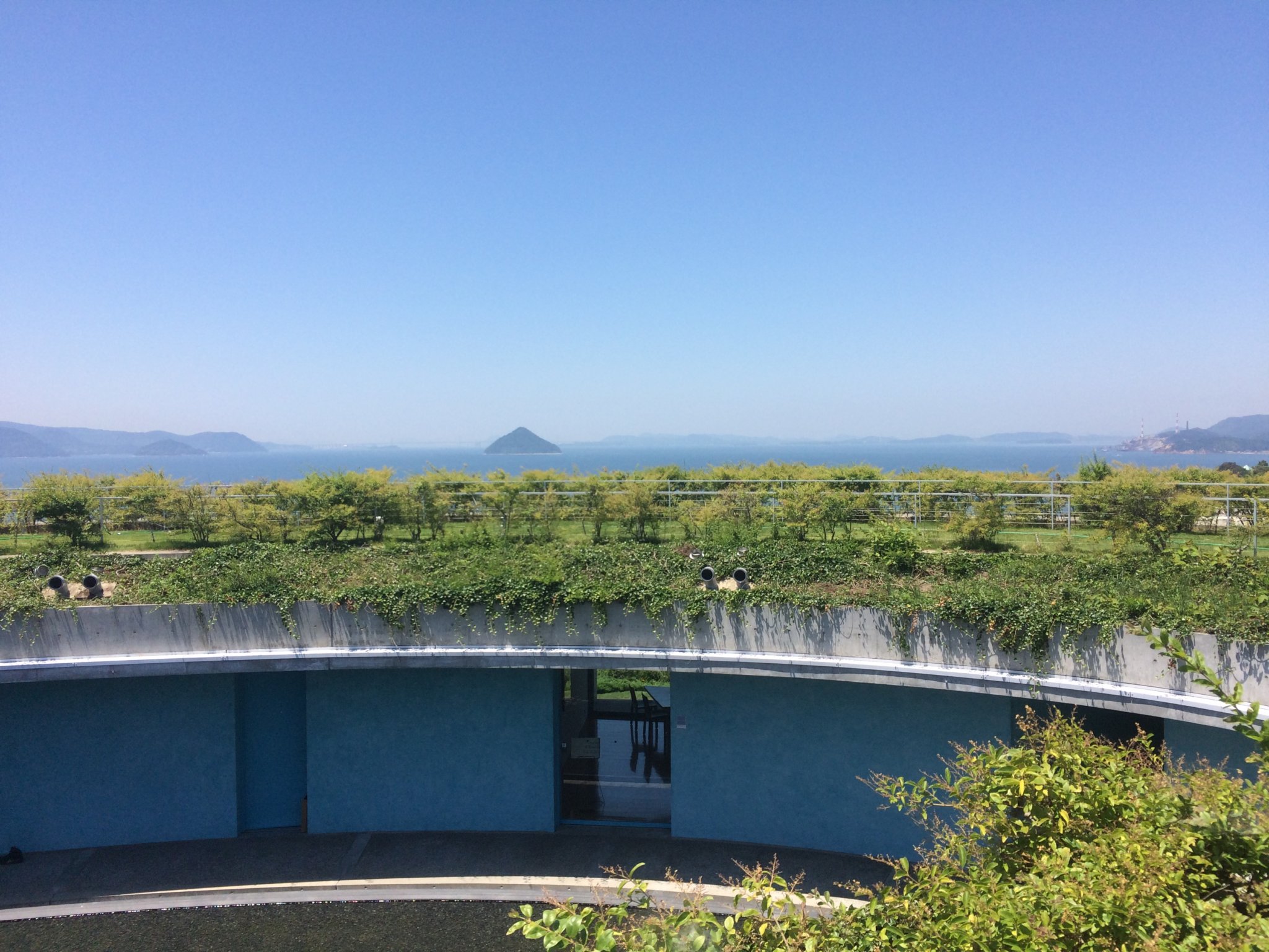 ベネッセハウスオーバルから瀬戸内海を望む。