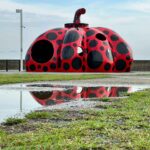 直島・宮浦港に展示されている草間彌生さんの作品「赤かぼちゃ」