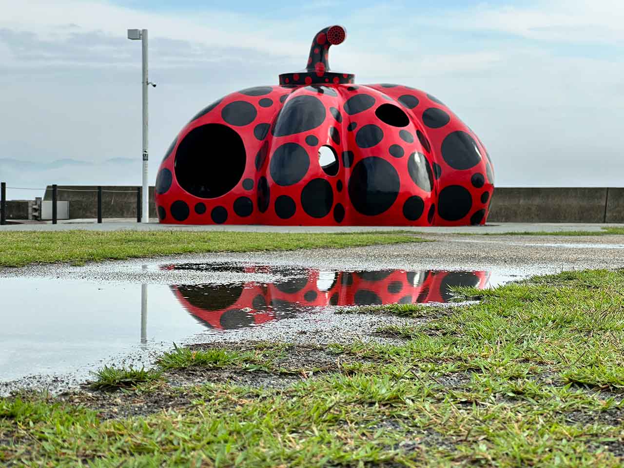 直島・宮浦港に展示されている草間彌生さんの作品「赤かぼちゃ」