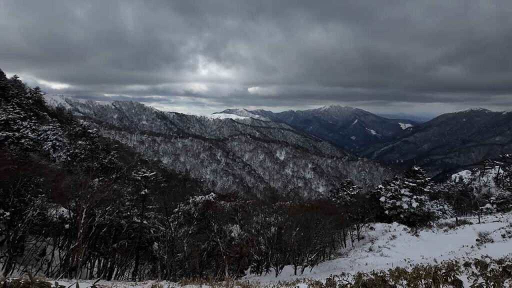 剣山の中腹にある西島駅から積雪の四国山脈を望む