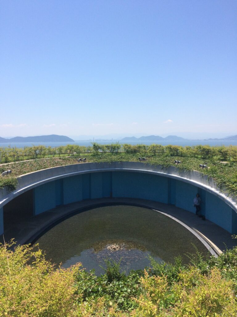 ベネッセハウスオーバルから瀬戸内海を望む。