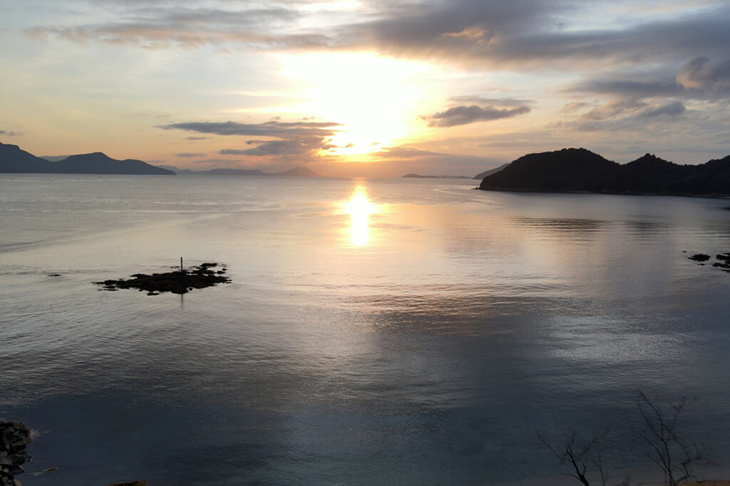 直島に降り注ぐ朝日の光。護王神社から撮影。