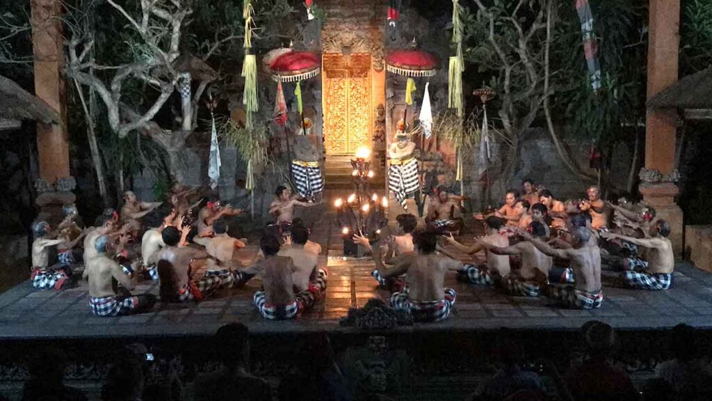 UbudのKecak。1人で観ると演舞時間がとても長く感じた。