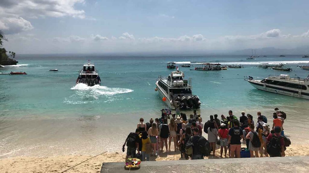 Lembongan島の船着場。日本の島のように桟橋はない。なので裸足になって船に乗り降りする。